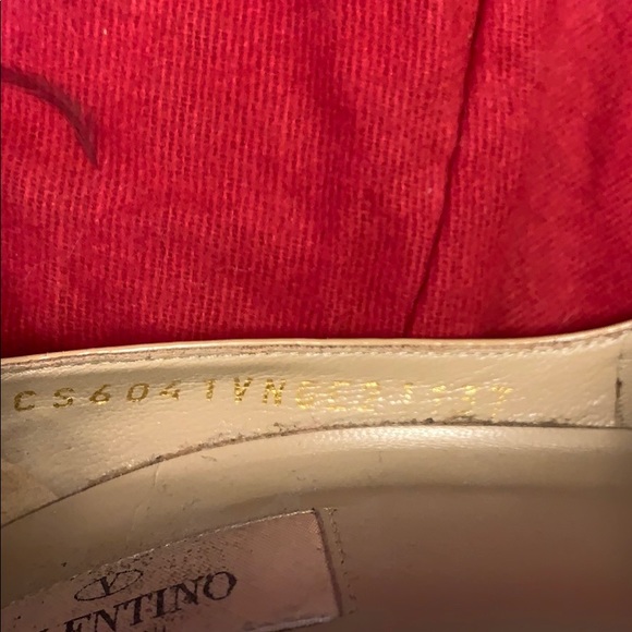 Valentino Garavani patent bow pumps. - Picture 6 of 6